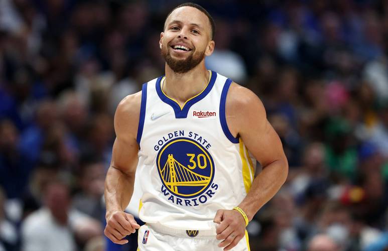 德天空：那不勒斯想签弗赖堡中场曼赞比顶替受伤的德布劳内（德媒：那不勒斯有意引进弗赖堡中场曼赞比，以填补德布劳内伤缺）