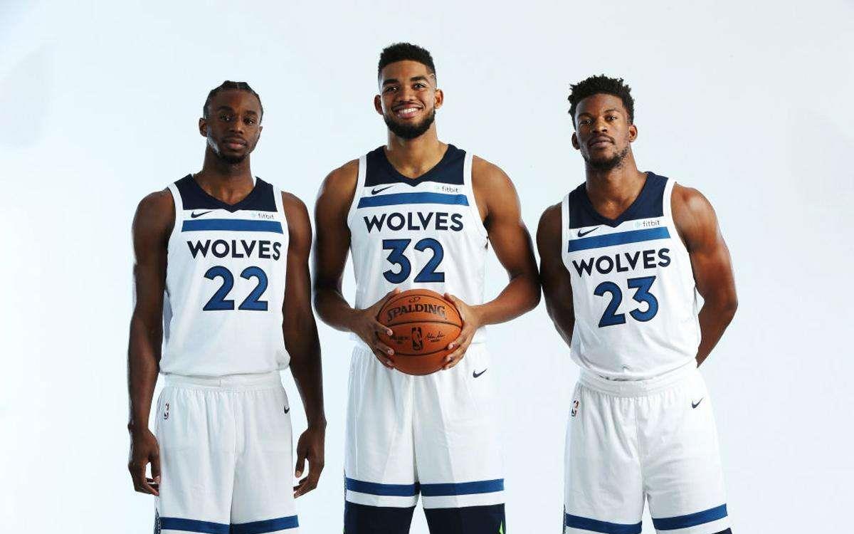 两张合影，一张和老乡一张和金靴。赛前法比奥说这场...（赛前法比奥发声：两张合影，一张与老乡，一张与金靴）