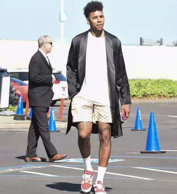 邮报：明年世界杯上下半场中段设强制补水时间，每次三分钟（邮报：明年世界杯将于上下半场中段设三分钟强制补水暂停）